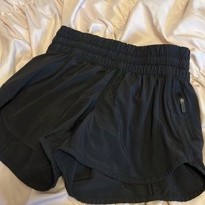 Lululemon Tracker Low-Rise Lined Short 4"